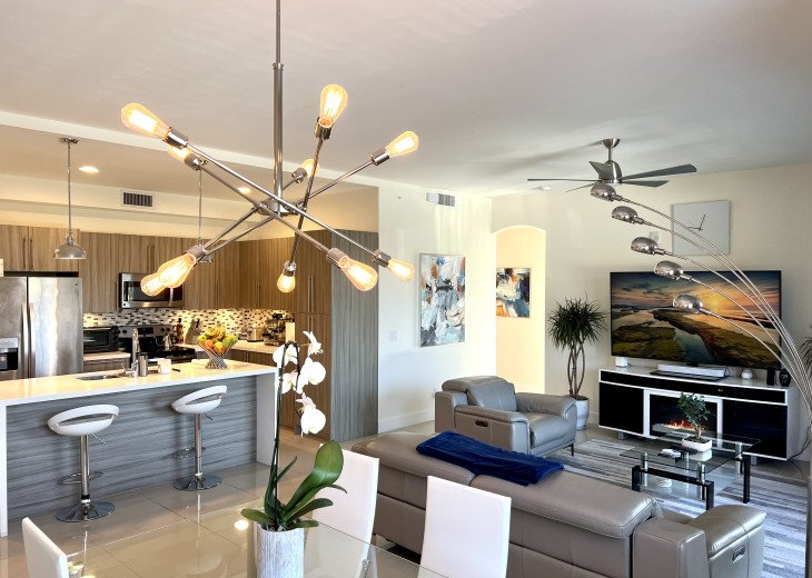 Beautiful modern condo minutes from the beach #1