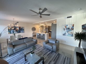 Beautiful modern condo minutes from the beach #5