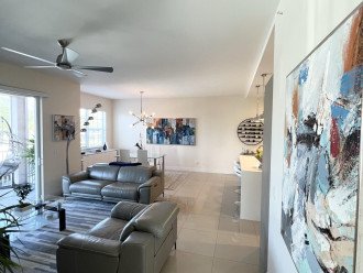 Beautiful modern condo minutes from the beach #4