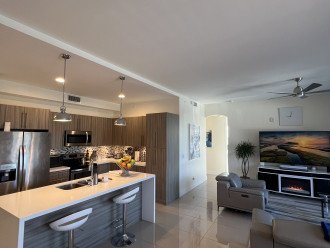Beautiful modern condo minutes from the beach #3