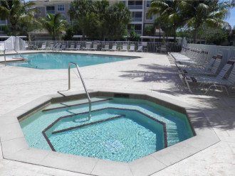 Beautiful modern condo minutes from the beach #16