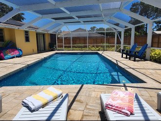 Private Heated Pool Home. Walk to Shamrock Park and close to Beaches.