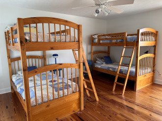 High Tunes: Kid's room, two sets of twin bunkbeds (4 beds)