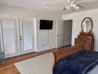 High Tunes Queen bedroom with direct deck access and sink