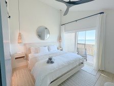 Luxe Modern Beachfront Condo: Breathtaking Views/Parking/Ferry/Pool/2 King Beds!