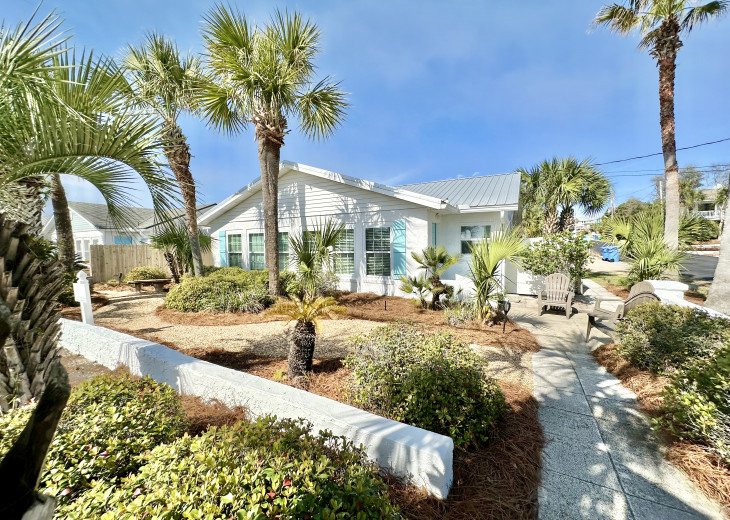 Vacation under the Palms 30ft from Beach Access 83!