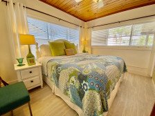 Only 30Ft From the BEACH- 1Br + Bunk Room - The Oleander Cottage