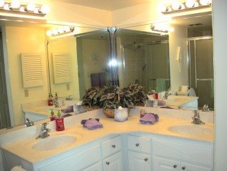 large bathroom with 2 sinks