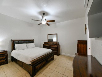 bedroom with queen size mattress