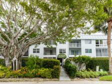 * South Naples Location! Walk to Naples 5th Ave and Naples Beach !