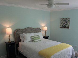 Pelican Room: I queen bed with shared bath