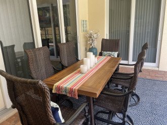 Outdoor Dining in the Screened in Lanai by the pool