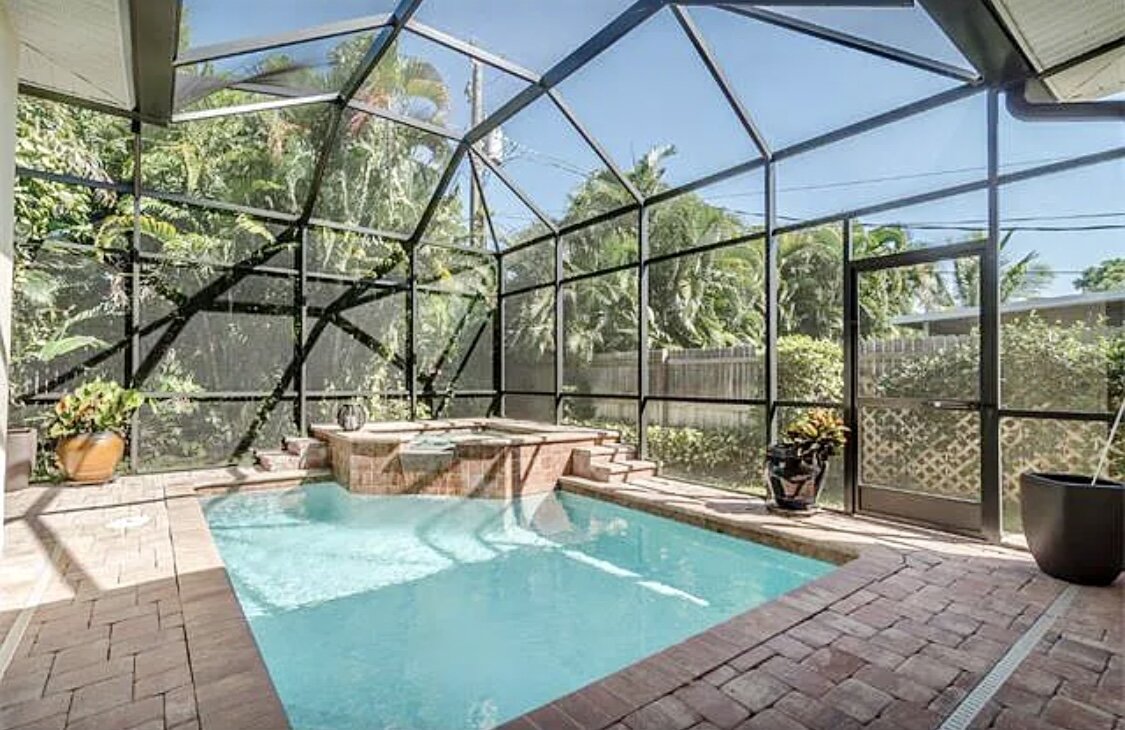 Beautiful Heated Pool & Hot tub