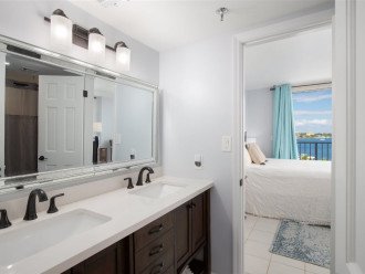 Bright jack n jill bathroom connects the two guest rooms offering dual vanity si