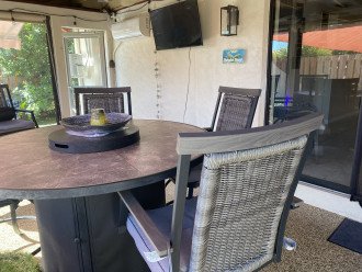 Lanai,fire table ,TV and cooL blinds with A/C