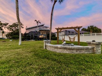Boaters paradise! FL lifestyle, large dock, Gulf-access canal. Yard & firepit!
