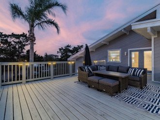 Sunset views! Stargaze on the upper deck. Sip morning coffee in paradise.