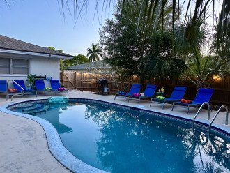 A gorgeous private pool awaits you in lovely Naples, FL. Bike to Vanderbilt Beach!