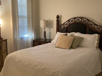 2nd bedroom with full size bed.