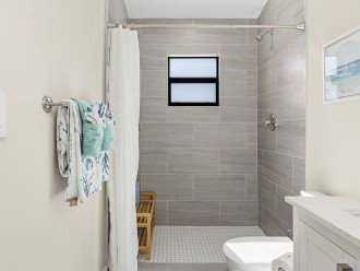 This shower is so large there’s room for a seat!