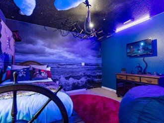 Your skipper will love all the details of this pirate room! Even the clouds light up to noise.