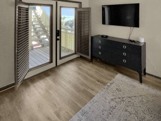 This king guest bedroom has a private bathroom entrance and connects to the deck. From every room, you can enjoy the panoramic views of the ocean, providing an idyllic retreat for a relaxing stay.