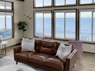 Unforgettable moments await in this spacious living room with panoramic sea views. The eclectic coastal and luxury design, is the perfect space to entertain a large group of friends.