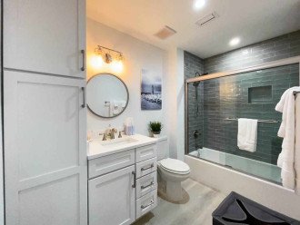 Guest room shower/tub