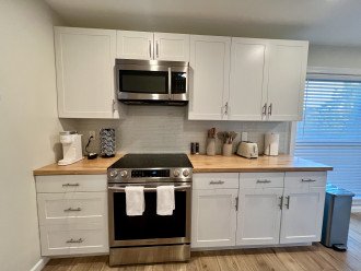 Full-stocked kitchen with brand-new appliances