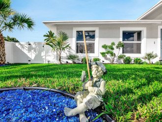 Who will spot the little fishermen in the garden fishing in the decorative blue glass?!