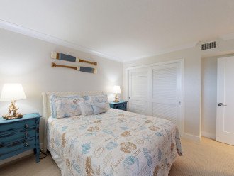 Guest bedroom with queen size bed
