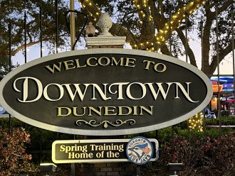 Dunedin welcome sign is steps from the cottage!