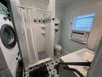 En-suite bath with laundry