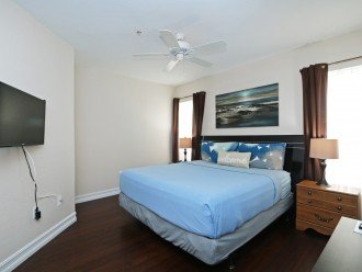 Master Bedroom with en-suite bathroom, large 39" TV, ceiling fan, a/c
