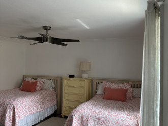 2nd bedroom (2 full beds)
