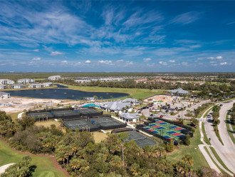 Resort Living at Birdies and Bourbon! Condo sleeps 8 with view of 2 greens #30