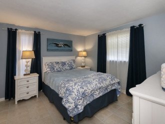 Front bedroom - Queen bed