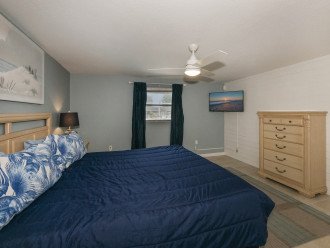 Master bedroom - overlooking pool area - King bed - smart TV