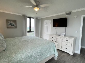 Guest Bedroom with King Bed | Coastal Tides | Enclave 403a |