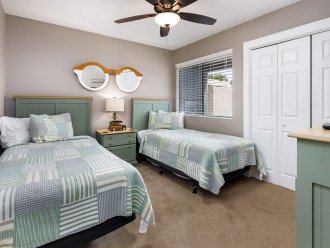 Third guest room with twin beds