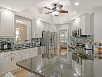 Gourmet kitchen with granite countertop seats 4 & stainless steel appliances