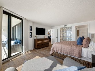 Master Suite w/ Balcony Access