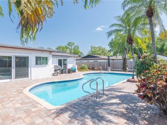 Family friendly, private heated pool, 10 miles or less to beaches #2