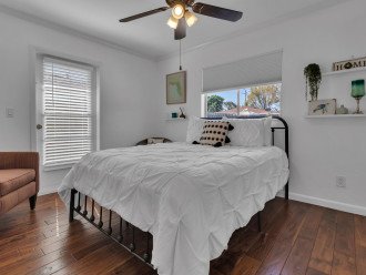 Queen bed w/access to yard