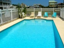 POMPANO Beach studio with pool. Lovely Couple's Getaway… Steps to beach