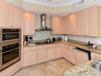 Fully equipped kitchen (GE Monogram appliances)