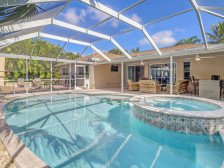 Escape the Winter! Close To Beaches, Secluded Retreat! Heated Pool, Spa