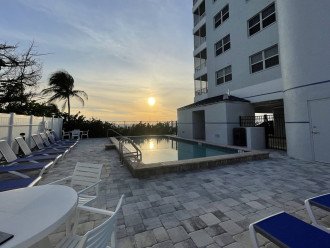 Gorgeous Sunsets, On the Beach with direct Gulf View, Beach Gear, Free Parking #24