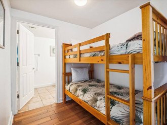 twin/twin bunk room
