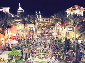 Grand Boulevard in Sanddestin has shopping, dining and many events.